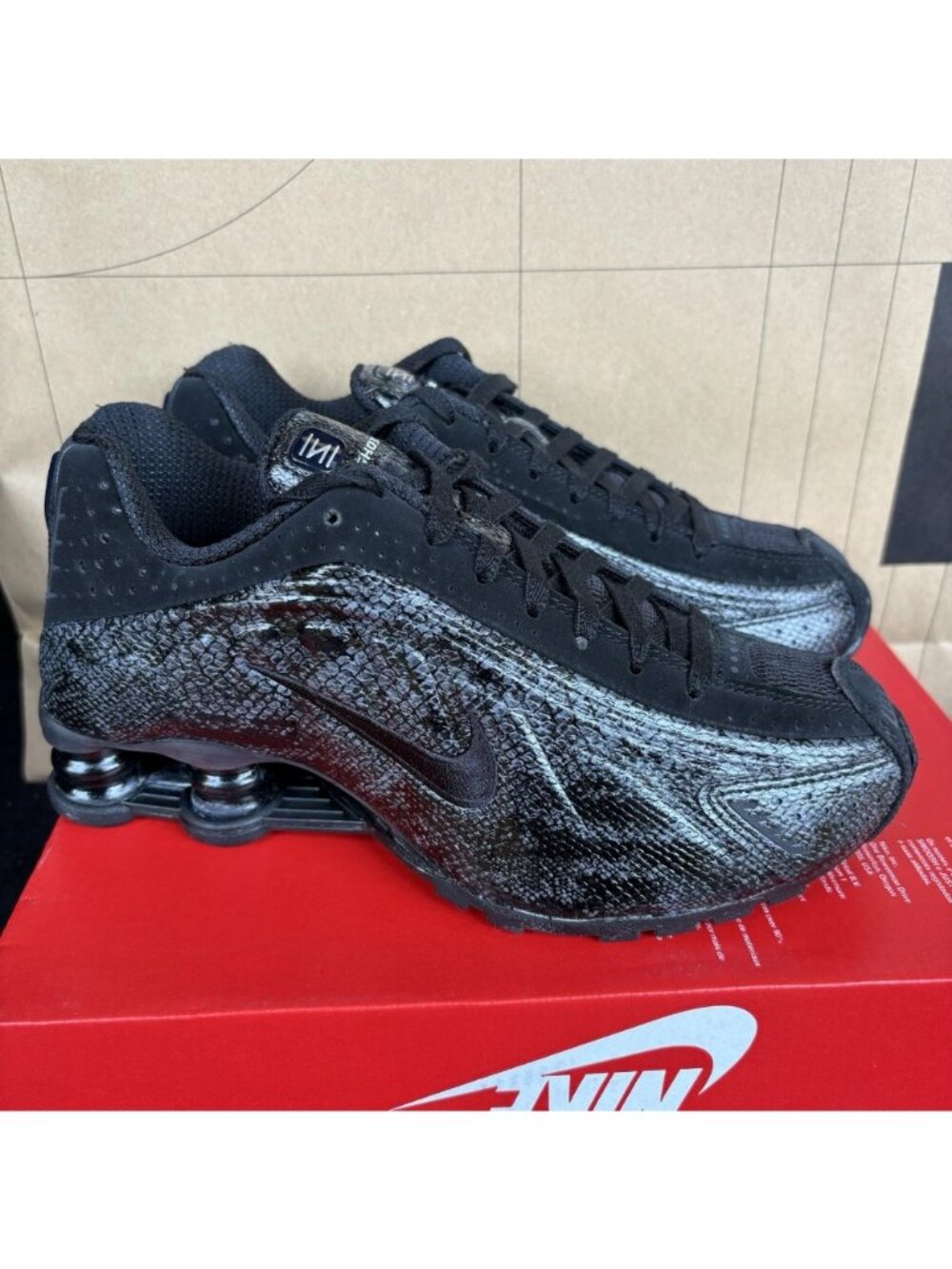 NEW Nike Shox R4 Black Snakeskin Grey IM6050-001 Women's Size 6